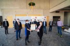Richtfest im kleinen Kreis: Andrea Berger (Projektleiterin Kreis Lippe) und Manuela Kupsch (Leiterin Eigenbetrieb Schulen, rechts) haben den Richtspruch entgegen genommen. Über den Baufortschritt freuen sich mit ihnen (v.l.) Lemgos Bürgermeister Markus Baier, Carsten Hense (Geschäftsbereichsleiter Goldbeck), Landrat Dr. Axel Lehmann, Gudrun Laag (Schulleiterin der Astrid-Lindgren-Schule), Christoph von Hoeren (Leiter Berufspraxisstufe Astrid-Lindgren-Schule), Manfred Kreisel (Schulleiter des Lüttfeld-Berufskollegs), Dr. Peter Pahmeyer (Vorsitzender des Ausschusses für Bildungsentwicklung, Digitalisierung, Sport und Betriebsausschuss Schulen), Frank Kulowatz (Projektleiter Berufsförderzentum) und Damian Grzonka (Projektmanager Goldbeck).
