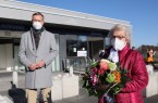 Landrat Sven-Georg Adenauer hat Elisabeth Köhn einen Blumenstrauß geschenkt. Sie ist die 10.000 Person, die ihre Coronaschutzimpfung im Impfzentrum erhalten hat. Foto: Kreis Gütersloh