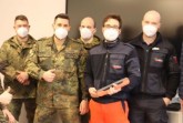 Vor ihrem Einsatz wurden die Soldaten vom Rettungsdienst des Kreises Gütersloh geschult. Jedes Team besteht jeweils aus einem Mitarbeiter des Rettungsdienstes und einem Soldaten. Zusammen gehen sie in entsprechender Hygieneschutzkleidung in die Haushalte und machen Abstriche – in der Regel rund 100 pro Tagan verschiedensten Adressen.