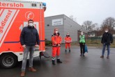 Die Mitarbeiterinnen und Mitarbeiter der drei Rettungswachenträger im Kreis sind inzwischen zu über 80 Prozent mit der ersten Impfung versorgt: Markus Brock (Sachgebietsleiter Rettungsdienst Kreis Gütersloh), Matthias Hillemeyer und Dennis Tanger (beide Rettungsdienst Kreis Gütersloh) mit Dr. Michael Hanraths (medizinischer Leiter des Impfzentrums Kreis Gütersloh) und Bernhard Riepe (Leiter des Impfzentrums Kreis Gütersloh) vor dem Impfzentrum des Kreises Gütersloh. Foto: Kreis Gütersloh