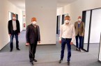 Norbert Burmann (v.l.), die beiden Bürgermeister Thomas Meyer und Bernd Dumcke sowie Kreis-Jugendamtsleiter Burkhard Michler schauten sich zusammen die neuen Räumlichkeiten des ASD und der Beratungsstelle für Eltern, Kinder und Jugendliche. Foto : Kreis Herford