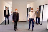 Norbert Burmann (v.l.), die beiden Bürgermeister Thomas Meyer und Bernd Dumcke sowie Kreis-Jugendamtsleiter Burkhard Michler schauten sich zusammen die neuen Räumlichkeiten des ASD und der Beratungsstelle für Eltern, Kinder und Jugendliche. Foto : Kreis Herford