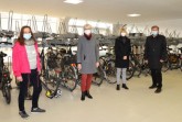 Freuen sich über den neuen Standort der Radstation (v. l.): Monique Gulba, Service-Mitarbeiterin Team Radstation, Claudia Warnecke, Technische Beigeordnete der Stadt Paderborn, Ursula von Donop, Niederlassungsleitung SBH West Paderborn, sowie Horst-Hermann Müller, Geschäftsführer Jobcenter Kreis Paderborn.Foto: © Stadt Paderborn