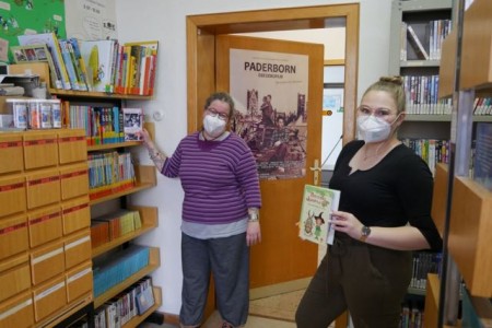 „Sabrina_Nina“: Die Freude ist trotz Masken spürbar – sind ab Montag wieder für ihre Leserinnen und Leser vor Ort – (v.l.) Nina Gilbert und Sabrina Klein vom Bücherbus-Team