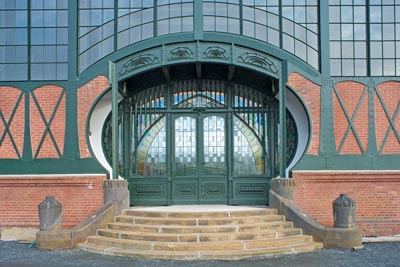 Das Jugendstilportal der Maschinenhalle der Zeche Zollern in Dortmund ist das Markenzeichen des LWL-Industriemuseums. Foto: LWL / Holtappels 