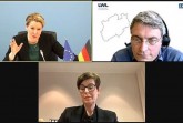 Bundesfamilienministerin Franziska Giffey (o.l.), LVR Jugend-dezernent Lorenz Bahr (o.r.) und LWL-Jugenddezernentin Birgit Westers (u.) diskutierten bei der Sondersitzung der Jugendamtsleitungen aus NRW die zentralen Reformaspekte des Gesetzentwurfes online.
Foto: LVR