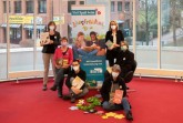 Der “Lesefrühling 2021” kann kommen: Heike Habighorst, Stadtbibliothek Bielefeld, Sonja Omvlee, Stadtbibliothek Gütersloh, Salih Öztürk, Stadtbibliothek Bielefeld, Anja Debrow, Stadtbibliothek Bielefeld, Dr. Katja Bartlakowski, Leitung Stadtbibliothek Bielefeld, und Silke Niermann, Leitung Stadtbibliothek Gütersloh GmbH, stehen in den Startlöchern für die interaktiven Online-Lesungen.Foto:Stadt Gütersloh