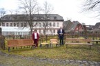 Claudia Koch (Baudezernentin und Landesgartenschau-Geschäftsführerin) und Bürgermeister Daniel Hartmann präsentieren die Siegermodelle für den Remtergarten (links), Stadtplätze und Weserpromenade (Mitte) und den Wall (rechts). Foto: Stadt Höxter