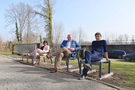 Claudia Koch (Baudezernentin und Landesgartenschau-Geschäftsführerin), Bürgermeister Daniel Hartmann und Landesgartenschau-Landschaftsarchitekt Franz Reschke sind gespannt auf das Ergebnis. Foto: Stadt Höxter 