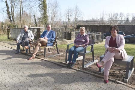 Höxteranerin Frau Luttmann (2.v.r.) und Höxteraner Herr Schulz (links) testen mit Bürgermeister Daniel Hartmann und Baudezernentin und Landesgartenschau-Geschäftsführerin Claudia Koch die neuen Sitzmöbel. Foto: Stadt Höxter