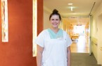 Christina Busse (32) weiß schon immer, dass ihr Platz in der Pflege ist – Inzwischen ist sie stellvertretende Teamleitung in der Psychiatrie am St. Josef Hospital. Foto: KHWE