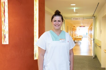 Christina Busse (32) weiß schon immer, dass ihr Platz in der Pflege ist – Inzwischen ist sie stellvertretende Teamleitung in der Psychiatrie am St. Josef Hospital. Foto: KHWE