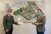ICL-Geschäftsführer Jörg Rodehutskors (r.) überreicht Verbandsvorsteher Jörg Düning-Gast das Mitgliedszertifikat und das ICL-Display vor dem perspektivischen 3D-Lageplan des ICL. (Foto: LVL)