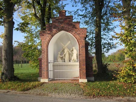 Stromberg ist ein seit dem Mittelalter bekannter Wallfahrtsort. Prägendes Element der Kulturlandschaft sind daher Bildstöcke wie dieser, die entlang des zehn Kilometer langen Kreuzweges aufgestellt sind. Foto: LWL/Nadermann