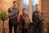 Die Cousins Helge Martin (links) und Moritz Ebersbach (rechts) haben zusammen mit ihrer Oma Erika einen innovativen Reiserucksack entwickelt.