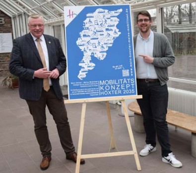 Bürgermeister Daniel Hartmann (l.) und Mobilitätsmanager André Mohrenstein rufen zur Beteiligung am Mobilitätskonzept auf. Foto: Stadt Höxter