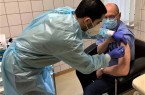 Mohamed Isbaie impft Chefarzt Dr. Alexey Tarasov