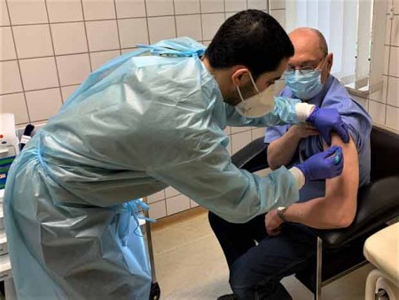Mohamed Isbaie impft Chefarzt Dr. Alexey Tarasov