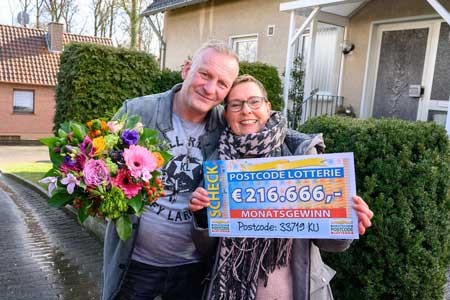 Postcode-Gewinnerin Antje sowie Mann Mario freuen sich über einen Scheck in Höhe von 216.666 Euro. Fotos: Postcode Lotterie/Wolfgang Wedel