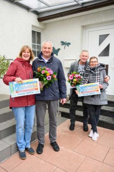 Die beiden Gewinnerpaare (links: Elly und Ralf, rechts: Antje und Mario) freuen sich gemeinsam. 