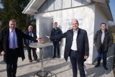 Startschuss für die neue Wasserübergabestation (von links): Bürgermeister Ulrich Lange (Bad Lippspringe). Michael Bernemann, Technischer Leiter der Wasserwerke Paderborn, Wassermeister Andreas Benstein, Bürgermeister Marcus Püster (Schlangen) und Robert Göke, Technischer Leiter der Gemeindewerke Schlangen. Foto: Klaus Karenfeld