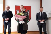 Die Stadt Büren heißt die neue Ärztin mit ihrer Praxis in Büren-Steinhausen willkommen: Manuel Krenz, Abteilungsleiter Bürgerdienste, Hausärztin und Internistin Christina Wolf mit Bürgermeister Burkhard Schwuchow. Foto: Stadt Büren