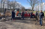 Geben den Startschuss für den gemeinsamen Ausbau des Wanderparkplatzes Bauerkamp in der Gemeinde Schlangen (von links): Hermann Ritter (Geschäftsführer der euwatec gGmbH), Carsten Berensmeyer (Bauhof Gemeinde Schlangen), Ingo Szuba-Juros (euwatec gGmbH), Bürgermeister Marcus Püster (Gemeinde Schlangen), Günter Weigel (Geschäftsführer Lippe Tourismus & Marketing GmbH) und Grundstückseigentümer Cord Bauerkämper. (Foto: LTM GmbH)
