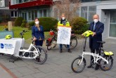 Freie Fahrt für Zweirad-Pendler ist ihr Ziel – v.l. Linda Noack vom Kreisstraßenbaumamt zuständig für Konzeptionelle Radverkehrs-Planung, Michael Rüngeler (Leiter Kreisstraßenbauamt) und Landrat Christoph Rüther. © Amt für Presse- und Öffentlichkeitsarbeit, Kreis Paderborn, Meike Delang