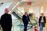 In Vorbereitung: Wenn es die aktuelle Situation zulässt, will das Modehaus Sinn Ende April im ehemaligen Karstadt-Gebäude eröffnen. Sinn-Sprecher Friedrich-Wilhelm Göbel, Bürgermeister Norbert Morkes und Stadtbaurätin Nina Herrling (v.l.) trafen sich zum gemeinsamen Ortstermin im Erdgeschoss.Foto:Stadt Gütersloh