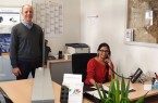 Laden zum Sprechstunden-Angebot des Gütersloher Integrationsrates ein: (v.l.) Frank Mertens, städtischer Integrationsbeauftragter, und Mayuri Schindler, Vorsitzende des Integrationsrates.Foto:Stadt Gütersloh