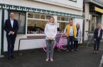 Bürgermeister Theo Mettenborg begrüßt Evelyn Steffensmeier gemeinsam mit Klaus und Raphaela Fischer und Wirtschaftsförderin Nikola Weber in ihrem neuen Geschäft in Wiedenbrück. Foto: Stadt Rheda-Wiedenbrück