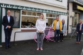 Bürgermeister Theo Mettenborg begrüßt Evelyn Steffensmeier gemeinsam mit Klaus und Raphaela Fischer und Wirtschaftsförderin Nikola Weber in ihrem neuen Geschäft in Wiedenbrück. Foto: Stadt Rheda-Wiedenbrück