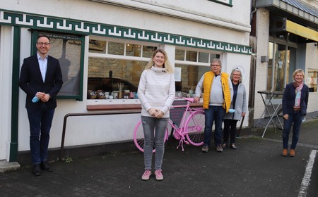 Bürgermeister Theo Mettenborg begrüßt Evelyn Steffensmeier gemeinsam mit Klaus und Raphaela Fischer und Wirtschaftsförderin Nikola Weber in ihrem neuen Geschäft in Wiedenbrück. Foto: Stadt Rheda-Wiedenbrück