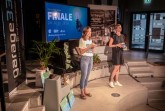 Foto (TecUP): Carola Pense, Eventmanagerin des TecUP, und Lena Hartmann, Leiterin des Kompetenzfelds „Digitale Wirtschaft und Startups“ bei der VerbundVolksbank OWL eG (v. l.), moderierten das live übertragene Finale des CALL FOR IDEAS 2020 aus der Arena der garage33.