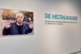 Im Stadtmuseum Paderborn erwartet die Besucher*innen die Ausstellung „Die Weltenlauscher“, die Exponate, Requisiten, Texte, Filme und Bilder des emsigen Paderborner Schriftstellers und Erfinders Erwin Grosche zeigt.Foto: © Stadt Paderborn