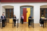 In ungewohntem Format diskutierten am Internationalen Frauentag v.l. Bürgermeister Michael Dreier, Veranstalterin und Gleichstellungsbeauftragte Dagmar Drüke, Moderatorin Julia Ures, Rats-frau und 1. Vorsitzende des Gleichstellungsausschusses Mechthild Pleininger und Prof.in Bettina Kohlrausch über die Situation von Frauen in der Coronakrise.Foto:© Stadt Paderborn