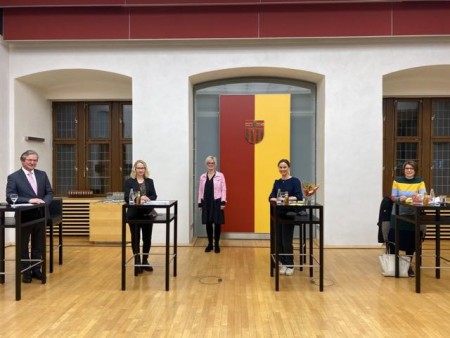 In ungewohntem Format diskutierten am Internationalen Frauentag v.l. Bürgermeister Michael Dreier, Veranstalterin und Gleichstellungsbeauftragte Dagmar Drüke, Moderatorin Julia Ures, Rats-frau und 1. Vorsitzende des Gleichstellungsausschusses Mechthild Pleininger und Prof.in Bettina Kohlrausch über die Situation von Frauen in der Coronakrise.Foto:© Stadt Paderborn