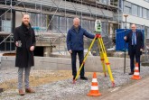 Kann das Smartphone genauso genau messen wie die althergebrachten Vermessungstechniken? – v.l. Max Erdmann (Geschäftsführer Vaira), Axel Gurok (Leiter Katasteramt) und Landrat Christoph Rüther. Foto: Kreis Paderborn, Presse- und Öffentlichkeitsarbeit, Ulrike Sander