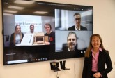Online-Auszeichnung: In einer Videokonferenz nahmen Julia Philipps, Klaus Winkler und Phil Beckord gemeinsam die Glückwünsche von IHK-Referatsleiter Arne Potthoff, (r.), IHK-Hauptgeschäftsführerin Petra Pigerl-Radtke und IHK-Geschäftsführer Dr. Christoph von der Heiden entgegen (von links im Uhrzeigersinn). Foto: IHK Ostwestfalen
