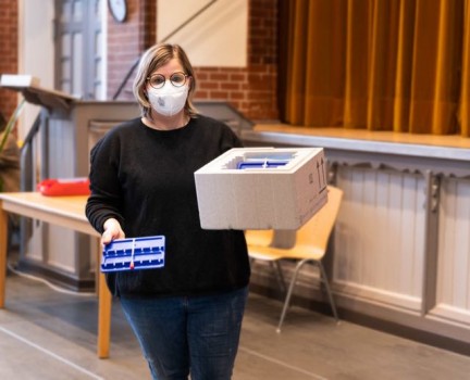 Für Dr. Annika Hilgers sind die neuen Spritzenhalterungen eine wertvolle Ergänzung für die Impfstoff-Logistik der Impfstelle Bethel. Foto: Thomas Richter