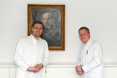 Neuer Libero im Team von Chefarzt Prof. Dr. Thomas Vordemvenne (rechts): Priv.-Doz. Dr. med. Stefan Budde leitet ab 1. April die neue Abteilung für Endoprothetik und Spezielle Orthopädische Chirurgie am EvKB. Foto: Mirco Menebröcker