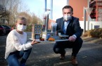 Luise (8) mit MVA-Geschäftsführer Stefan Pöschel. Foto: Bielefeld MVA