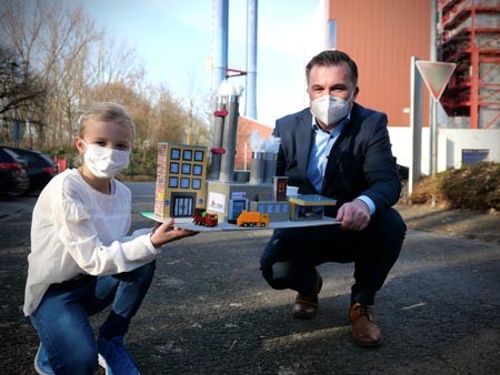 Luise (8) mit MVA-Geschäftsführer Stefan Pöschel. Foto: Bielefeld MVA 