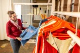 Die Entwürfe der Modedesigner:innen zeigen, wie Mode langlebig, ressourcensparend und schön gestaltet werden kann. Foto: LWL/ Betz