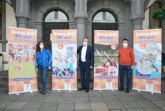 Präsentieren die Roll-up-Banner zur Kampagne: (v. l.) Simone Cramer vom Sportservice der Stadt Paderborn, Bürgermeister Michael Dreier und Stadtsportverbandsvorsitzender Mathias Hornberger.Foto: © Stadt Paderborn