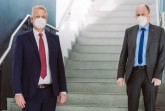 Landrat Christoph Rüther begrüßt den zukünftigen Ordnungsdezernenten Dr. André Brandt (l.). Foto: Lina Loos
