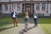 Digitale Kontaktdatenerfassung jetzt auch bei der Stadt Höxter – (v.l.) Bürgermeister Daniel Hartmann mit Sabine Hasenbein (Abteilungsleiterin Zentrale Dienste) und Benjamin Koch (Zentrale Dienste) vor dem Stadthaus am Petritor. Foto: Stadt Höxter