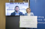 Julia Klöckner, Bundesministerin für Ernährung und Landwirtschaft, aufgenommen bei einer virtuellen Bescheidübergabe der Verbundprojekte ParaDrosu und HOPE im Bundesministerium für Ernährung und Landwirtschaft. Copyright: Janine Schmitz/ photothek.de