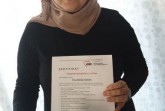Marwa Hashem präsentiert stolz ihr Zertifikat zur Integrationsbegleiterin in Kitas. Foto: Privat