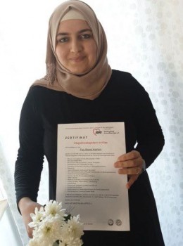 Marwa Hashem präsentiert stolz ihr Zertifikat zur Integrationsbegleiterin in Kitas. Foto: Privat
